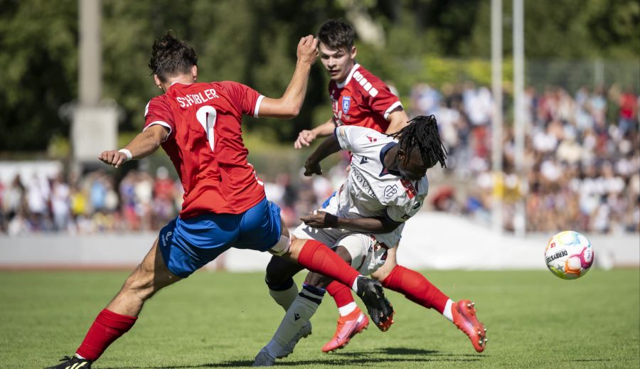 Zwei Allschwiler setzen Basels Joelson Fernandes unter Druck.