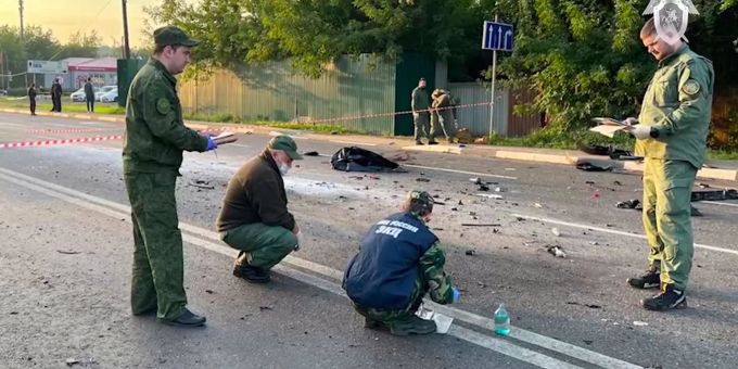 Ermittler arbeiten am Ort der Explosion des von Daria Dugina gefahrenen Autos ausserhalb von Moskau. Ermittler arbeiten am Ort der Explosion des von Daria Dugina gefahrenen Autos ausserhalb von Moskau.