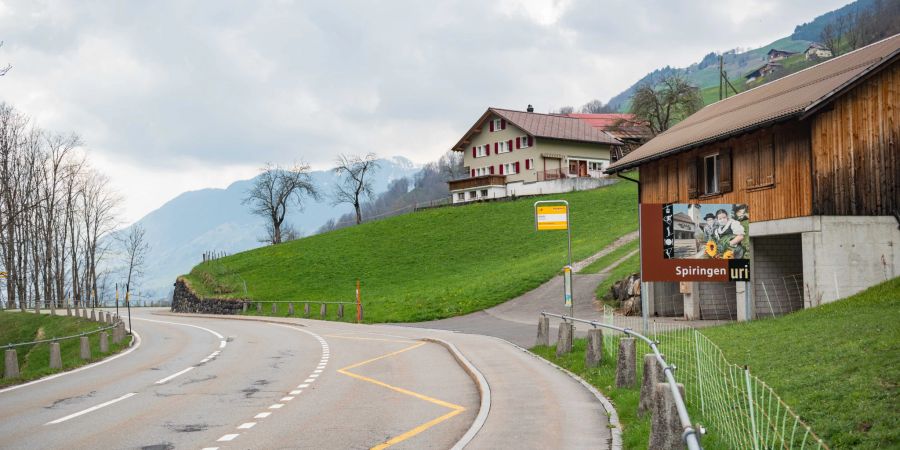 Die Klausenstrasse in Spiringen.