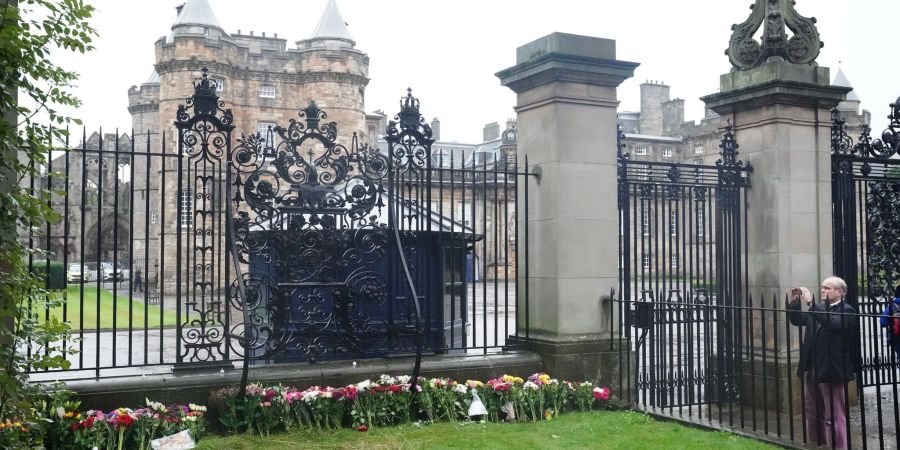 Der Leichnam von Queen Elizabeth II. soll heute in den Holyrood-Palast in Edinburgh gebracht werden.