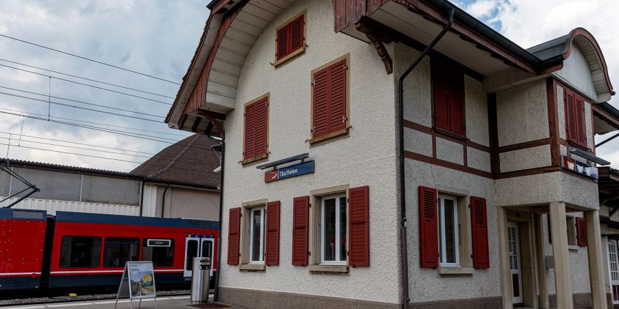 Bahnhof Täuffelen der Aare Seelandbahn mit einer Zugskomposition.