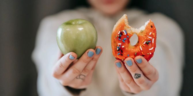 Donut Apfel Frau Hände