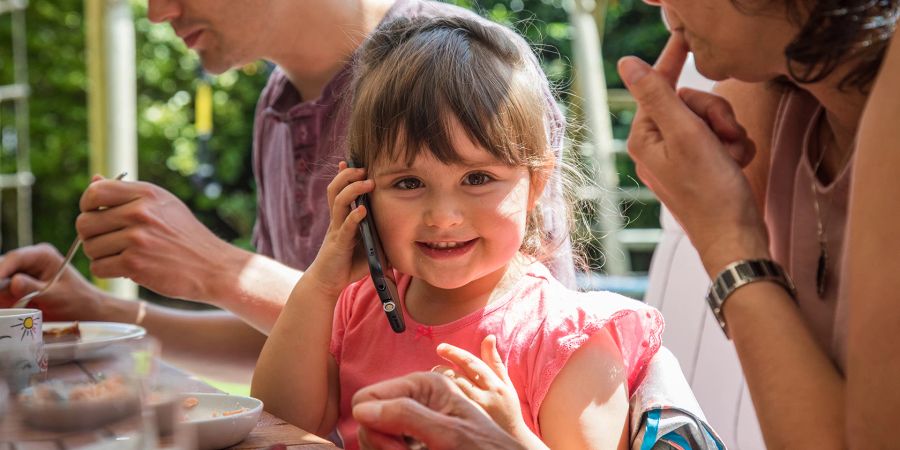 Kleinkind Smartphone Kaffeetisch telefonieren Erwachsene Mädchen