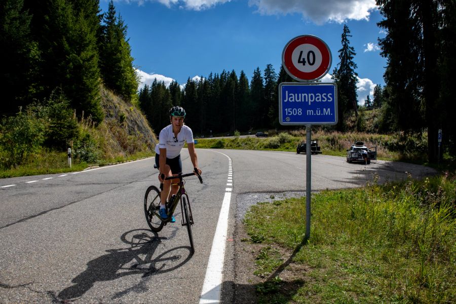 Monika Sattler auf ihrem Velo