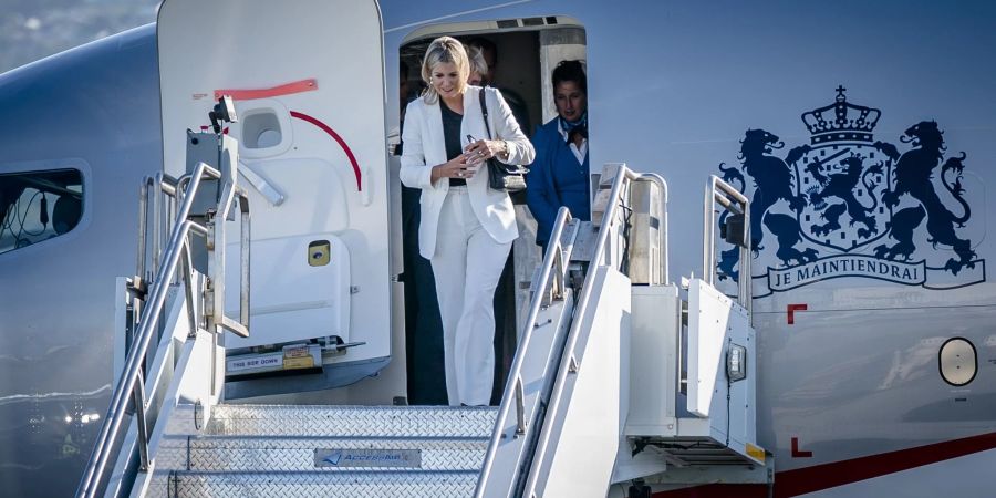 Königin Máxima steigt in San Francisco aus dem Flugzeug.