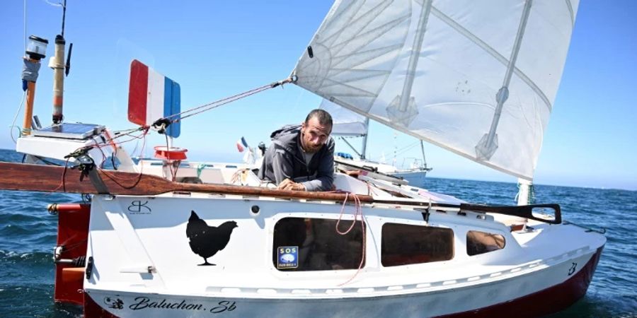 Yann Quénet an Bord seines Segelbootes