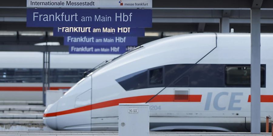 Hohe Kosten für Bau, Energie und Personal, gestiegene Zinsen und mehrere Streiks haben bei der Deutschen Bahn im vergangenen Jahr für einen happigen Reinverlust von 2,4 Milliarden Euro gesorgt. (Archivbild)