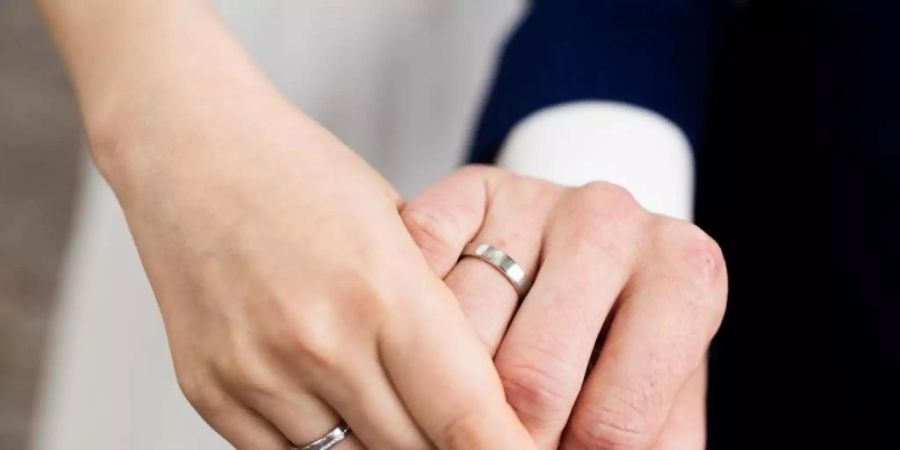 Wegen der Corona-Pandemie haben viele Paare ihre Heiratspläne vorerst verschoben. Das zeigt sich nun auch in der offiziellen Ehe-Statistik. Foto: Rolf Vennenbernd/dpa