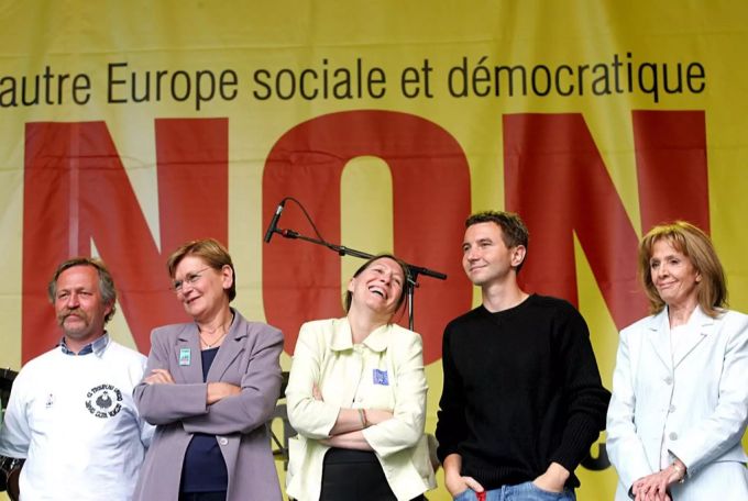 Gisèle Halimi (r.) in einer Massenkundgebung gegen das vorgeschlagene Projekt einer Europäischen Verfassung, 2005. (Archivbild) gisèle halimi