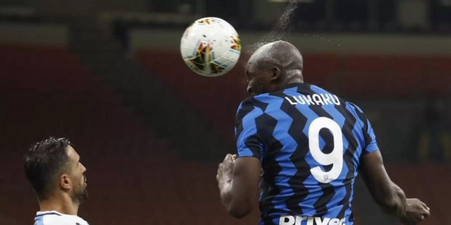 Romelu Lukaku (r) von Inter Mailand in Aktion. Foto: Antonio Calanni/AP/dpa