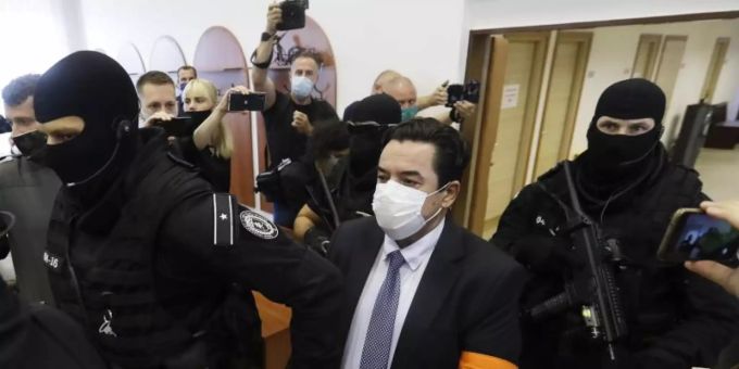 Marian Kocner (M) gilt als Drahtzieher des Mordes an dem Enthüllungsjournalisten Jan Kuciak und seiner Verlobten Martina Kusnirova. Foto: Petr David Josek/AP/dpa Marian Kocner (M) gilt als Drahtzieher des Mordes an dem Enthüllungsjournalisten Jan Kuciak und seiner Verlobten Martina Kusnirova. Foto: Petr David Josek/AP/dpa