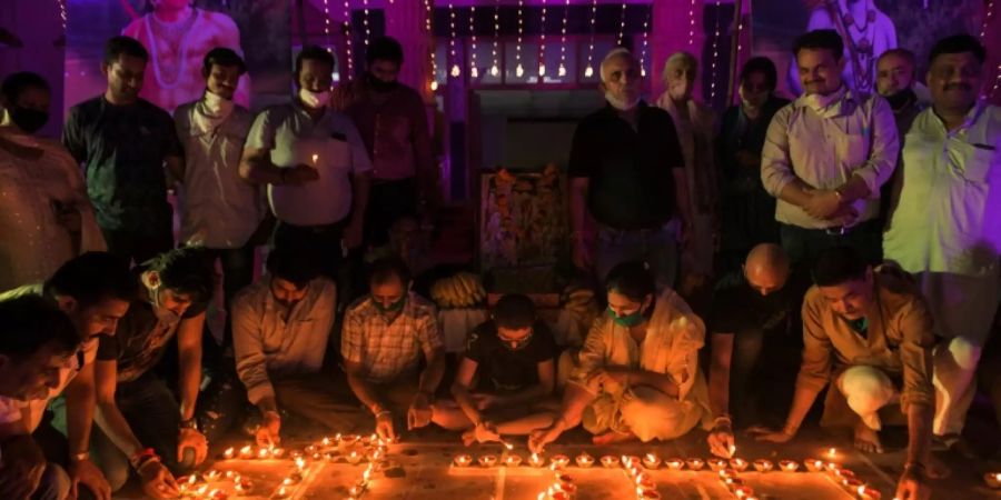 Hindus in Ayodhya am Abend vor dem Spatenstich