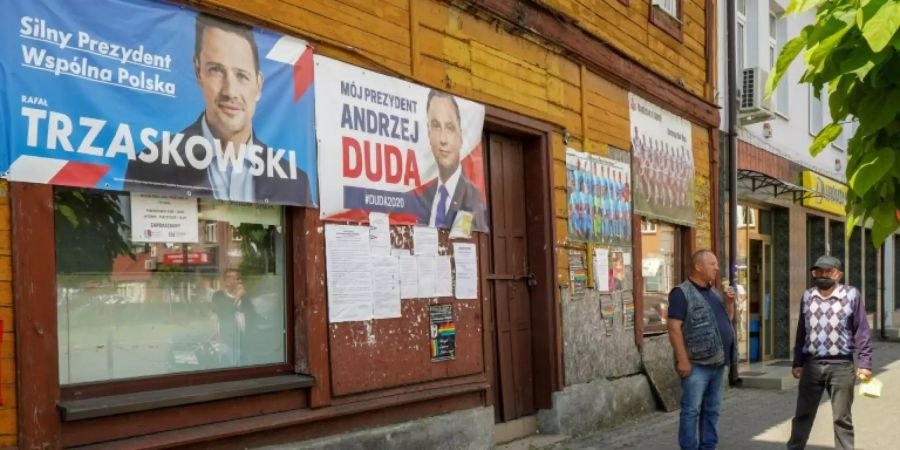 Wahlplakate für Trzaskowski und Duda in Raciaz