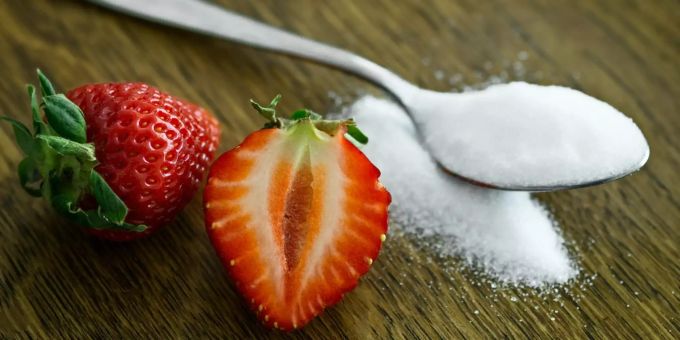 Es gibt verschiedene Alternativen zu weissem Haushaltszucker. Erdbeeren und Zucker
