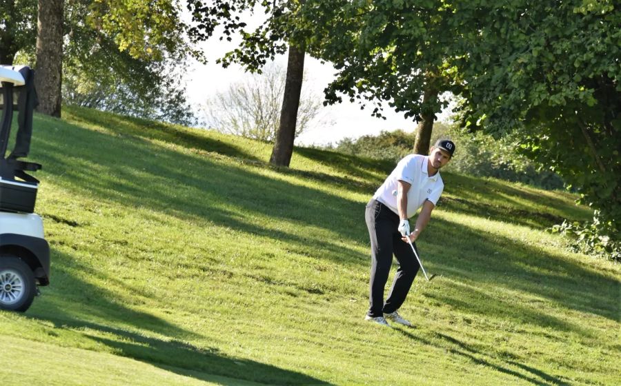 Nino Niederreiter für einmal nicht auf dem Eis, sondern auf dem Golfplatz.