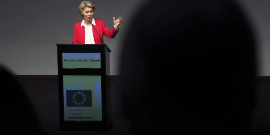 Ursula von der Leyen, Präsidentin der Europäischen Kommission, hält in der Champalimaud-Stifung eine Rede über den EU-Plan gegen die Corona-Wirtschaftskrise. Foto: Pedro Rocha/AP/dpa