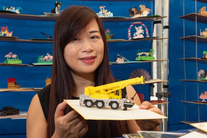 Yanmei Huang (Mandy) aus Strengelbach designt Popup-Karten auch für Firmen.