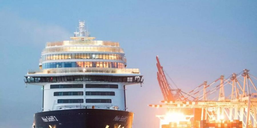 Das Kreuzfahrtschiff «Mein Schiff 2» im Hamburger Hafen. Foto: Daniel Bockwoldt/dpa