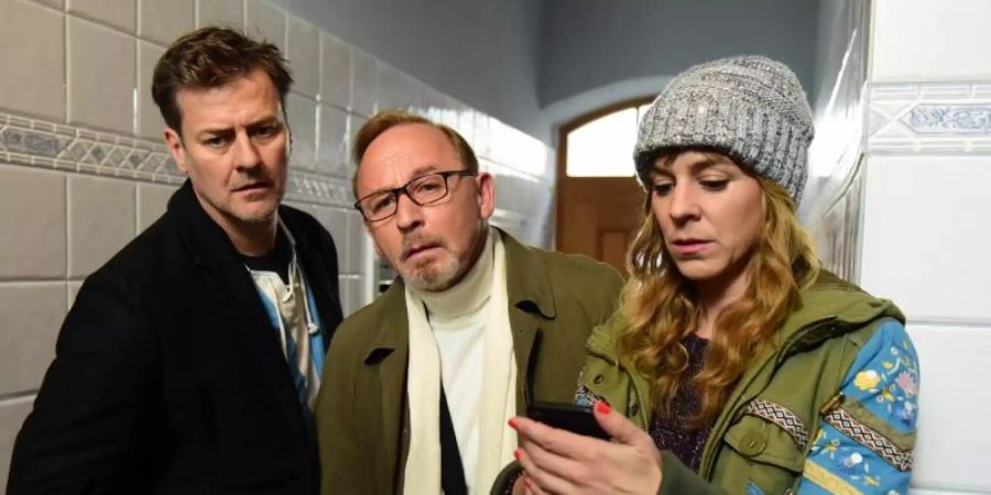 Die Kommissare Harald Neuhauser (Marcus Mittermeier, l-r), Ludwig Schaller (Alexander Held) und Angelika Flierl (Bernadette Heerwagen) in einer Szene des Films "München Mord - Ausnahmezustand". Foto: Jürgen Olczyk/ZDF/dpa