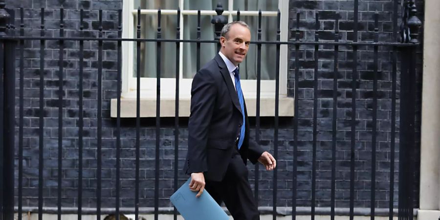 Dominic Raab, Aussenminister von Grossbritannien, geht vor der 10 Downing Street. Foto: Aaron Chown/PA Wire/dpa