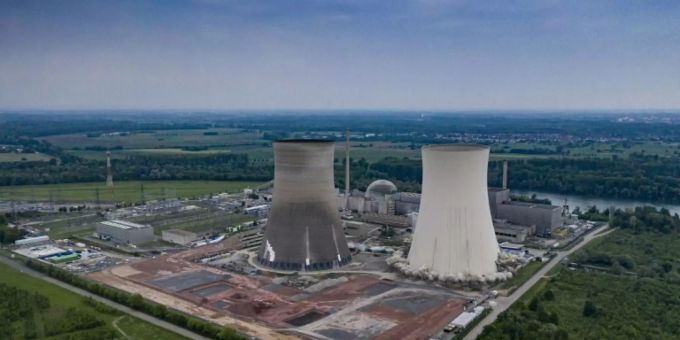 Atomkraftwerk Philippsburg vor Sprengung der Kühltürme Philippsburg