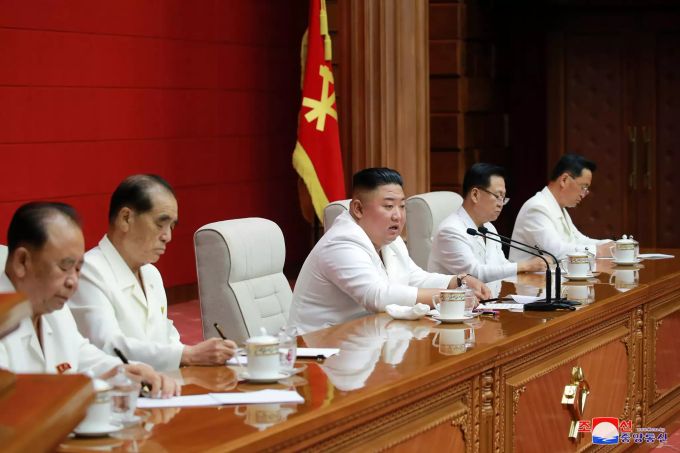 Auf diesem von der nordkoreanischen Regierung zur Verfügung gestellten Foto spricht der nordkoreanische Machthaber Kim Jong Un (M) während einer Plenarsitzung der Arbeiterpartei. Das Bild soll am 19. August aufgenommen worden sein. Kim Jong Un