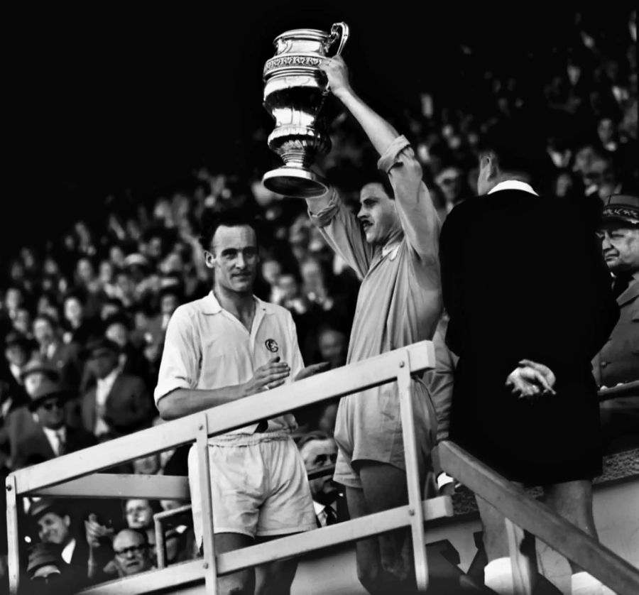 Als Captain des FC Luzern gewann er 1960 den Cup.