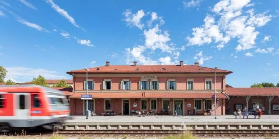 Der Bahnhof in Altötting hat den Titel «Bahnhof des Jahres» erhalten. Dieser wird jährlich vom gemeinnützigen Verkehrsbündnis Allianz pro Schiene vergeben. Foto: Gabriel Büchelmeier/Allianz pro Schiene/dpa