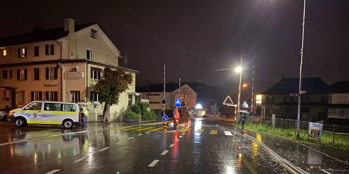Die Frau wurde verletzt und musste ins Spital geführt werden. Unfall