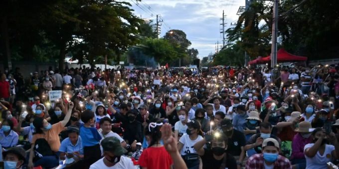 Regierungskritische Proteste vor dem Parlament in Thailand. Thailand