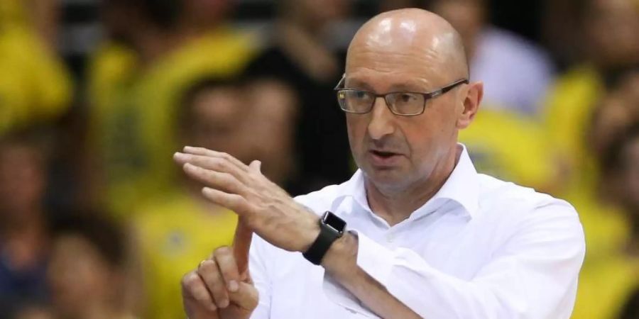 Der Oldenburger Trainer Mladen Drijencic kündigt eine Auszeit an. Foto: Friso Gentsch/dpa