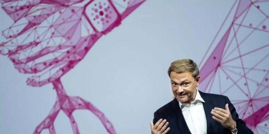 Christian Lindner, Bundesvorsitzender der FDP, während seiner Rede beim Bundesparteitag der Freien Demokraten (FDP) in Berlin. Foto: Bernd von Jutrczenka/dpa
