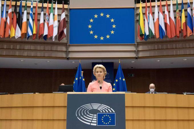 Ursula von der Leyen spricht während ihrer ersten Rede zur Lage der Union während der Plenarsitzung des Europäischen Parlaments. ursula von der leyen