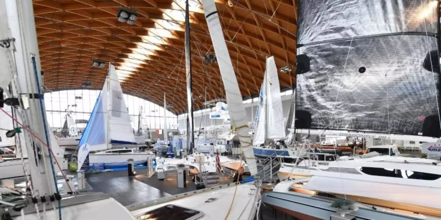 Boote auf der Interboot in Friedrichshafen. Obwohl die Wirtschaft schrumpft, die Arbeitslosigkeit steigt kaufen viele Deutsche Boote. Foto: picture alliance / dpa