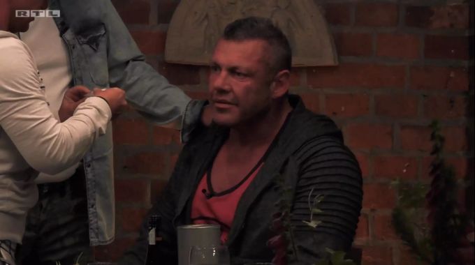 «Das Sommerhaus der Stars»: Andreas seine Frau und die anderen Bewohner versuchen den Bodybuilder zu beruhigen. «Das Sommerhaus der Stars»