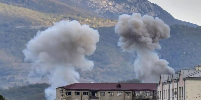 Explosion in Stepanakert während dem Konflikt zwischen Armenien und Asarbaidschan. armenien asarbaidschan