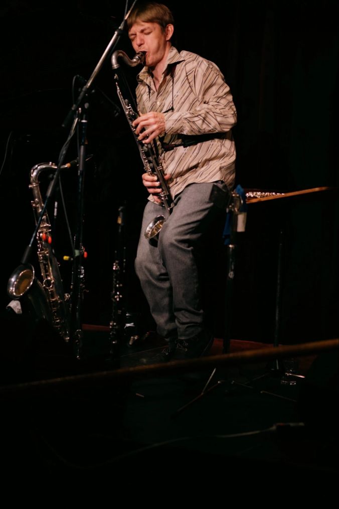 Andreas Broger an Saxophon, Bassklarinette und Querflöte.