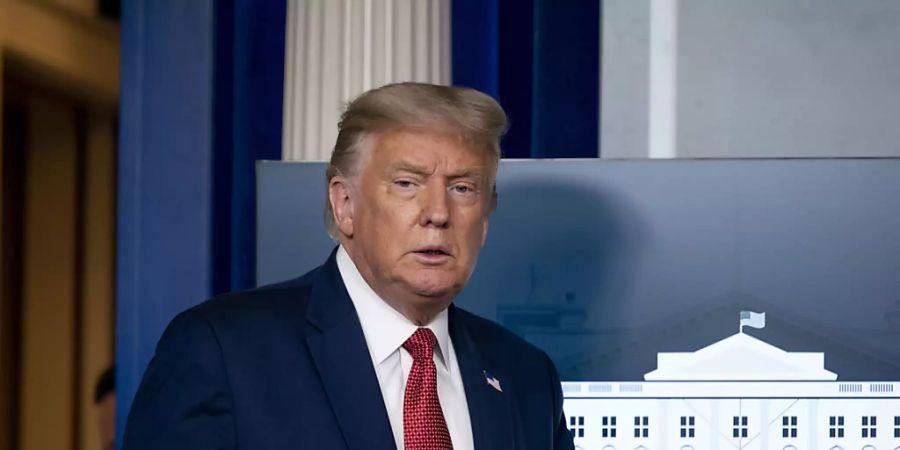 Donald Trump, Präsident der USA, trifft zu einer Pressekonferenz im James Brady-Konferenzraum ein. Foto: Andrew Harnik/AP/dpa