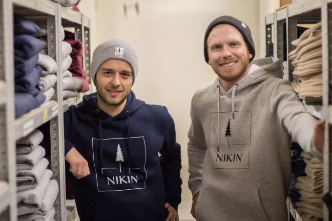 Die Firmengründer: Links Nicholas Hänny und rechts Robin Gnehm im NIKIN Lager in Lenzburg. NIKIN