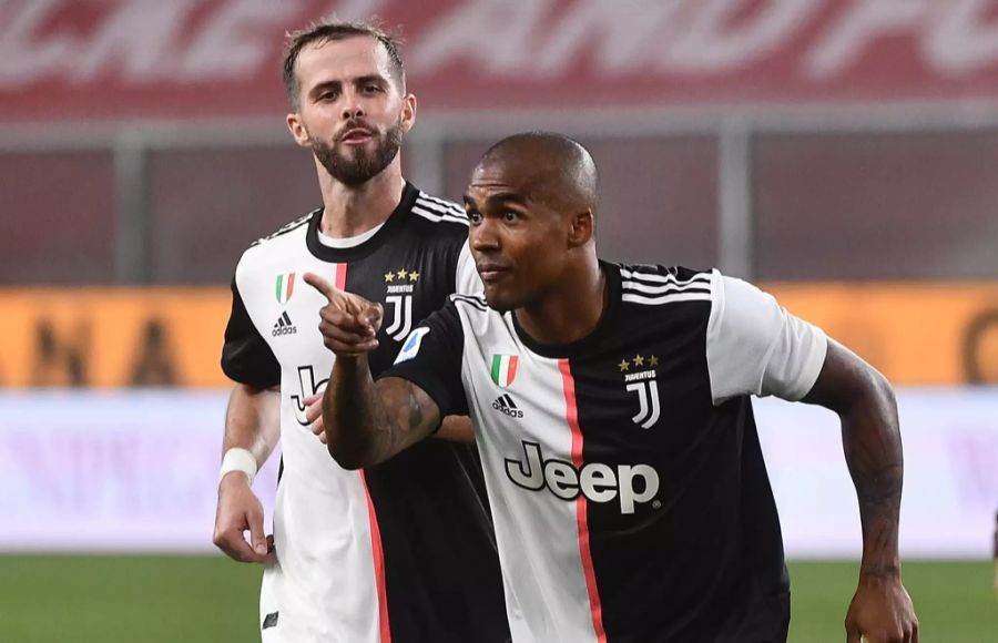 Miralem Pjanic (l.) spielt nächste Saison bei Barcelona, Douglas Costa ist bei Manchester United im Gespräch.