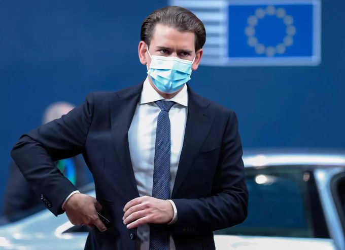 Sebastian Kurz, Bundeskanzler von Österreich, mit Mund-Nasen-Schutz trifft zu einem EU-Gipfel im Gebäude des Europäischen Rates ein. Angesichts des Erdgaskonflikts im östlichen Mittelmeer beraten die EU-Staats- und Regierungschefs am 01.10.2020 bei einem EU-Sondergipfel in Brüssel über den weiteren Umgang mit der Türkei. Foto: Aris Oikonomou EU-Sondergipfel