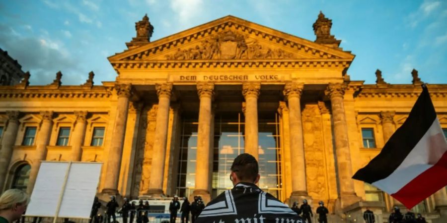 Demonstrant mit Reichsflagge vor dem Reichstag