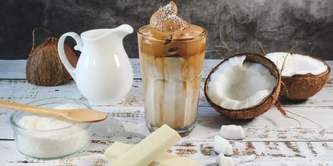 Passen perfekt zum Kaffee: die selbstgemachten Bounty. Verschiedene Zutaten für Bounty