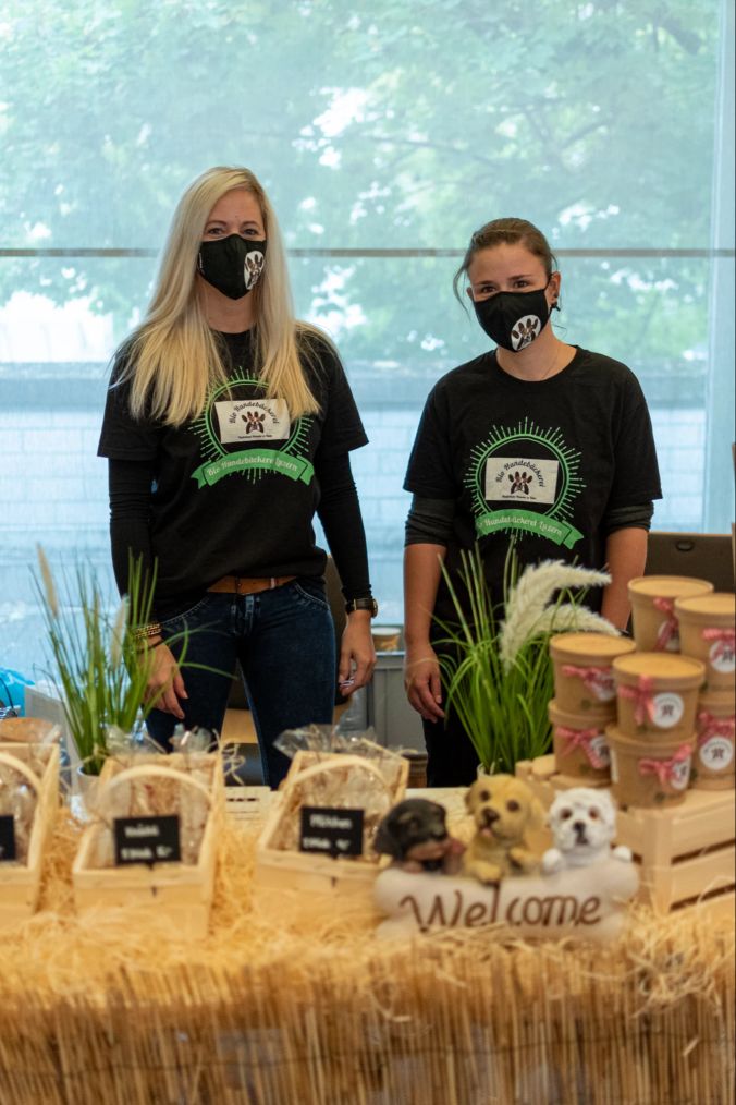 (v.l.): Jenny Barbitta und Manuela Kaufmann von der Bio Hundebäckerei in Luzern.