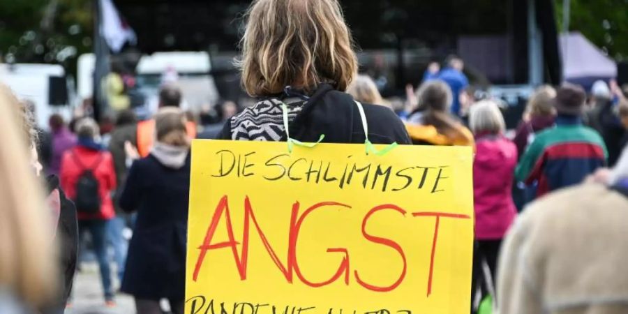 Angst sei die schlimmste Pandemie aller Zeiten, meint dieser Demonstrant bei einem Gottesdienst am Ufer des Bodensees. Foto: Felix Kästle/dpa