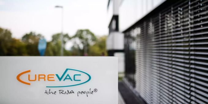 Das Logo des biopharmazeutischen Unternehmens Curevac am Eingang des Firmensitzes in Tübingen. Curevac