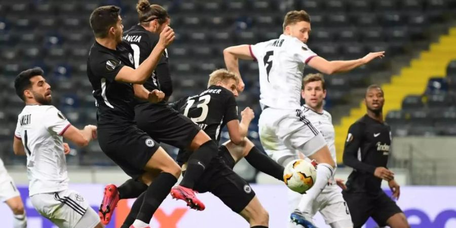 Eintracht Frankfurt verlor das Hinspiel gegen Basel deutlich. Foto: Arne Dedert/dpa
