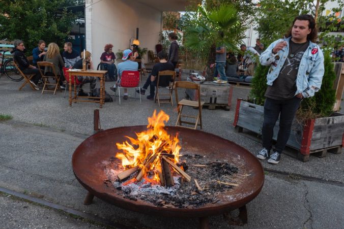 Ein Feuer gehört einfach zu einem Sommerfest.