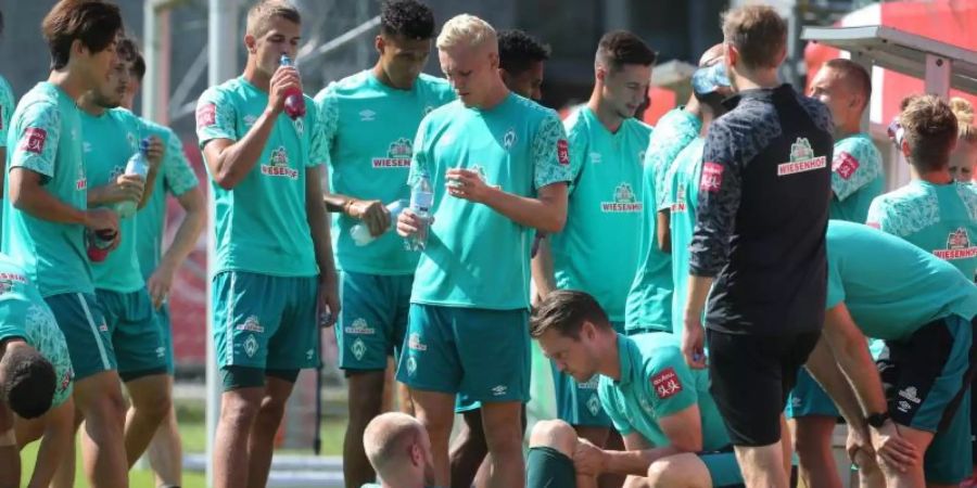Davy Klaassen wird während einer Trainingspause behandelt. Foto: Karl-Josef Hildenbrand/dpa