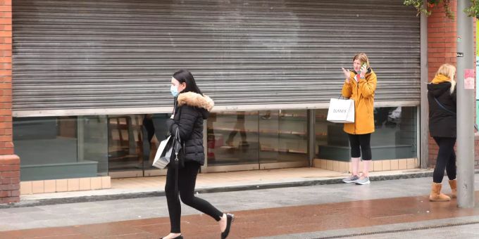 Sind geschlossene Läden auch in der Region bald immer mehr Realität? (Symbolbild, geschlossene Shops in Irland.) Coronavirus - Irland